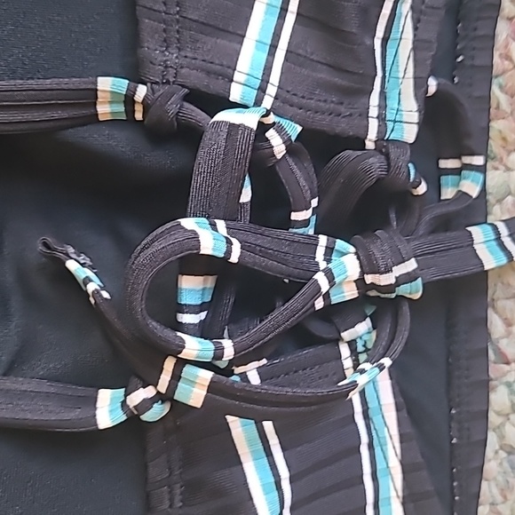 AQUA-COUTURE WOMANS BLACK STRIPED BATHING SWIM SUIT TOP SIZE MEDIUM - Picture 4 of 9